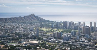 Honolulu ve Diamond Head anıtının görüntüsü, Honolulu, Hawaii, ABD 'de gözcülük yaparken çekildi.