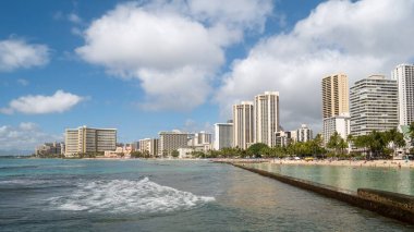 Otellerle ve kumlu plajlarla dolu, Waikiki Beach, Honolulu, Hawaii, ABD 'de çekilmiş.