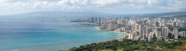 Honolulu, Hawaii, ABD yakınlarındaki Diamond Head Gözcüleri 'nde çekilmiş, kıyı şehrinin çok geniş panoramik görüntüsü.