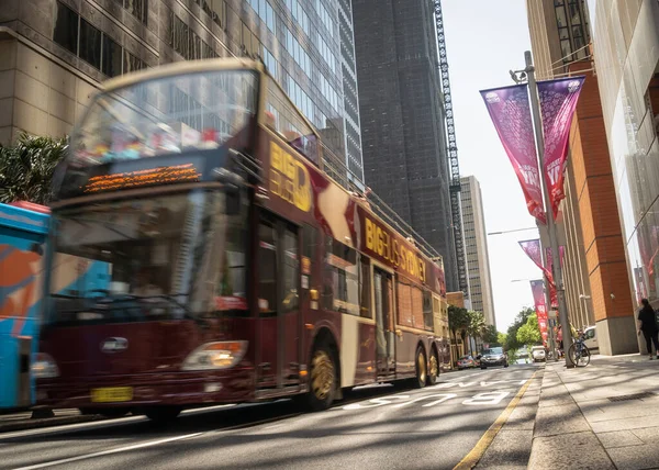 Openbaar vervoer bus roaming drukke straten, geschoten in de straten van Sydney, New South Wales, Australië — Stockfoto