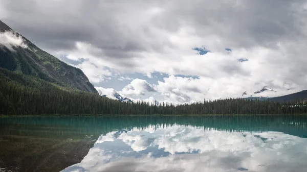 Colpo panoramico di lago alpino incontaminato circondato dalla foresta fatta a Emerald Lake, Yoho National Park, Columbia Britannica, Canada — Foto Stock