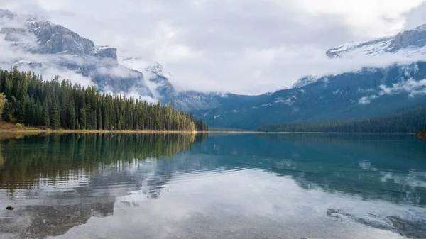 Bellissimo lago alpino che riflette foresta e montagne circostanti, girato a Emerald Lake, Yoho National Park, Columbia Britannica, Canada — Foto Stock