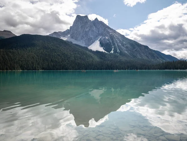 Vulcano come montagna a forma riflessa in lago colorato incontaminato. Girato a Emerald Lake, Yoho National Park, Columbia Britannica, Canada — Foto Stock