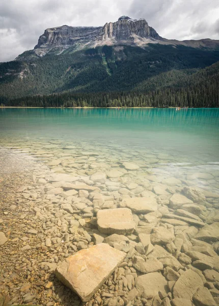 Bellissimo lago di smeraldo con montagna dominante sullo sfondo, Ritratto girato al Lago di Smeraldo, Yoho National Park, Columbia Britannica, Canada — Foto Stock