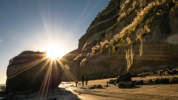Hermosa playa toma el sol durante caminata costera, Cape Kidnappers situado en la bahía de Hawkes, zona de Isla Norte de Nueva Zelanda — Foto de Stock