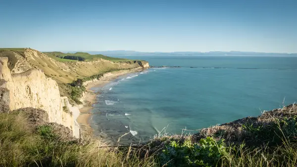 Vista sobre una costa escarpada con acantilados y aguas turquesas del océano, Fotografía realizada en Cape Kidnappers Trail, Isla Norte de Nueva Zelanda — Foto de Stock