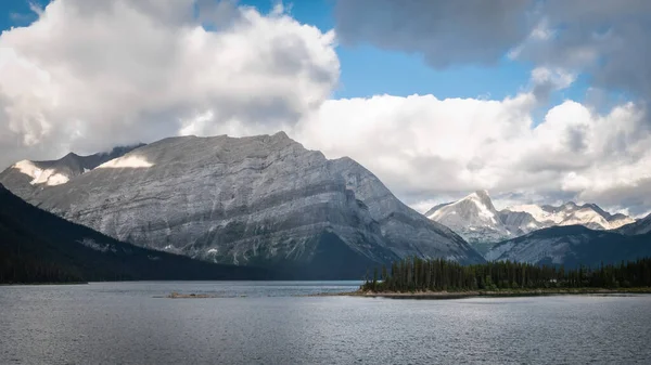 Сцена с озером и горами на озере Верхний Кананаскис, Альберта, Канада — стоковое фото