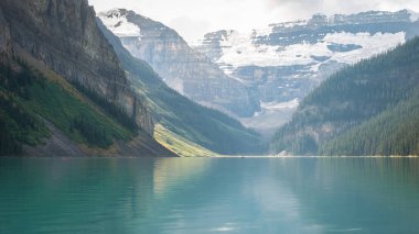 Güzel turkuaz buzul gölü, arka planda dağlar, Kanada Rocky Dağları, Louise Gölü, Banff Ulusal Parkı, Alberta, Kanada