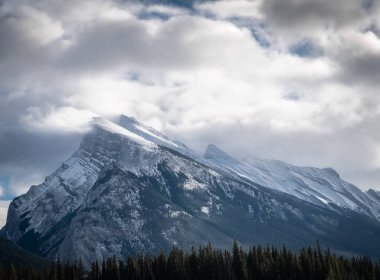 Karlı dağ Rundle karla kaplı ve bulutlarla örtülü, detaylı çekim Vermilion Gölleri, Banff Ulusal Parkı, Alberta, Kanada