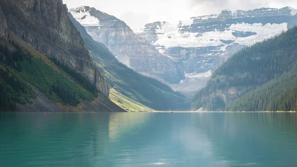 Красивое бирюзовое ледниковое озеро с горами на заднем плане, снято в канадских Скалистых горах, озере Луиза, Национальный парк Банф, Альберта, Канада — стоковое фото