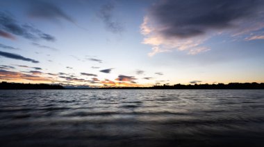 Gölün üzerinde renkli bir gün batımı, Calgary, Alberta, Kanada 'da uzun süre çekim yaptı.