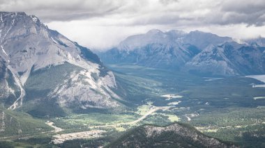 Kalın bulutlu Alp Vadisi manzarası, Sülfür Dağı Gözcüsü, Banff Ulusal Parkı, Alberta, Kanada