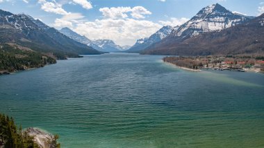 Dağlarla çevrili Alp Gölü, Waterton Ulusal Parkı, Alberta, Kanada