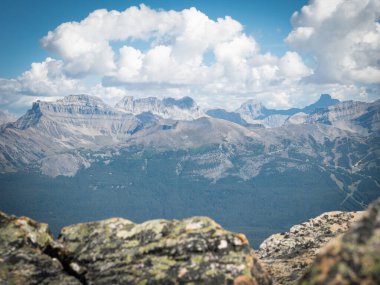 Dağ manzaralı, St. Piran Dağı zirvesinde çekilmiş, Banff Ulusal Parkı, Alberta, Kanada