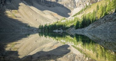 Agnes Gölü, Banff Ulusal Parkı, Alberta, Kanada 'da çekilen güzel alp gölünün mükemmel yansımaları.