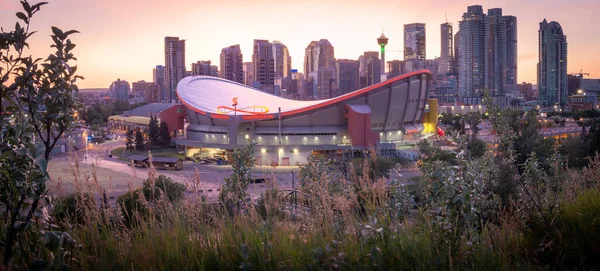 Calgary şehir merkezinde renkli panoramik gün batımı manzarası