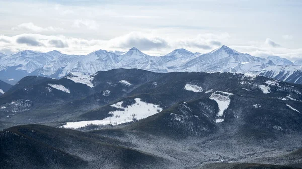 Zasněžené pohoří v zimě, zastřelen na vrcholu hory Prairie, Kananaskis, Alberta, Kanada — Stock fotografie