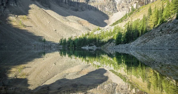 Riflessioni perfette sul bellissimo lago alpino, girato sul lago Agnes, Banff National Park, Alberta, Canada — Foto Stock