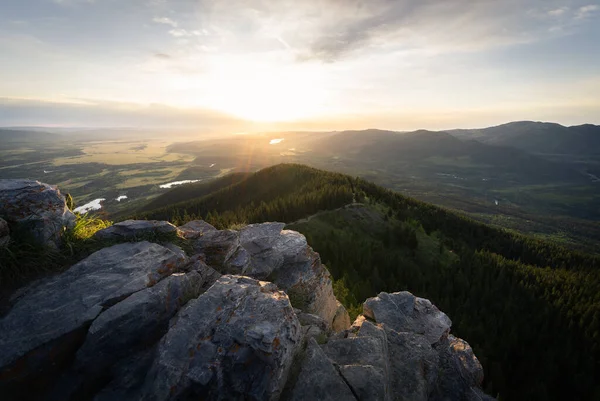 Güneşin ufukta yükseldiği güzel bir bahar günü dağlarda, Prarie View Trail, Kananaskis, Alberta, Kanada