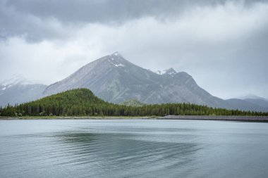 Göl kenarında toplanan fırtına bulutları yukarı Kananaskis Gölü, Alberta, Kanada