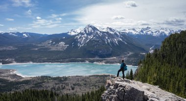 Kanada 'nın Prairie View Trail, Kananaskis, Alberta, Kanada' da güzel dağ manzarasının tadını çıkaran yürüyüşçü.
