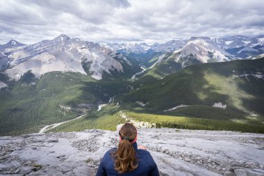 Güzel Alp Vadisi 'nde zirve manzarası seyreden kadın yürüyüşçü yaz günü Kananaskis, Alberta, Kanada' da çekildi.