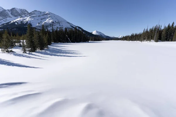 Panorama alpino de invierno con lago completamente cubierto de nieve, filmado en Burstall Lakes, Kananaskis, Canadian Rockies, Alberta, Canadá — Foto de Stock