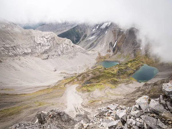 Pohled na dva alpské tarny z vysokého vrcholu zahalené mraky, natočené na stezce Mount Smutwood v Kananaskis, Alberta, Kanada — Stock fotografie