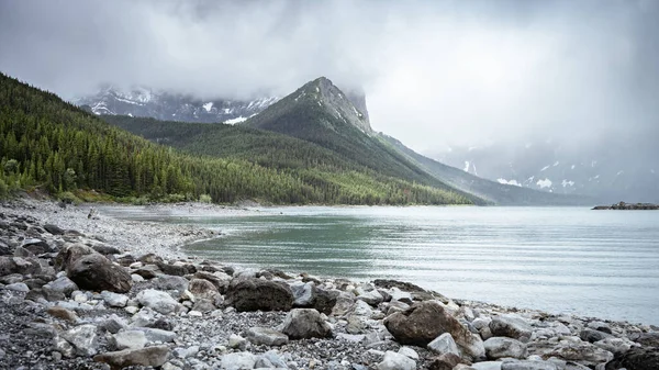 Yukarı Kananaskis Gölü, Alberta, Kanada 'da çekilen fırtına Alp Gölü' ne yaklaşıyor.