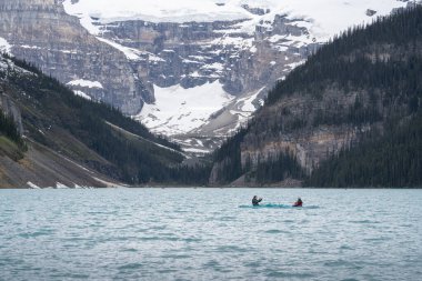 Bir buzulun altında kayak yaparken, Louise Gölü 'nde, Banff Ulusal Parkı' nda, Kanada