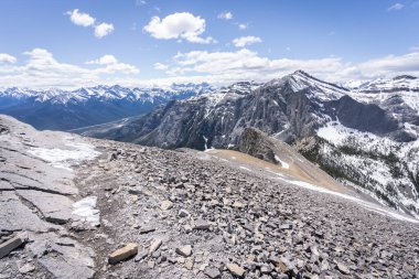 Yamnuska Dağı zirvesinde çekilen kayalık önplanlı dağ zirvesi manzaraları, Kanada Rocky Dağları, Alberta, Kanada