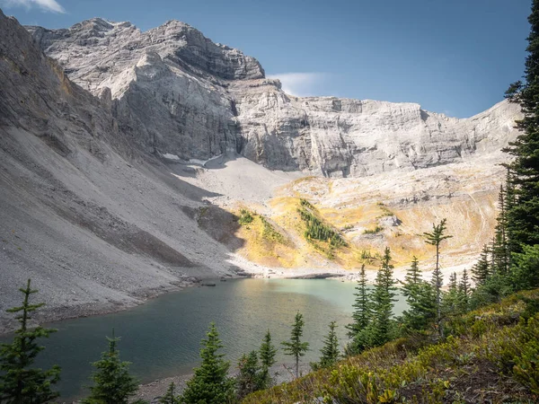 Fall in Canadian Rockies, colorful valley with mountain and lake, shot on Galatea Lakes trail in Kananaskis, Alberta, Canada — Stock Photo, Image