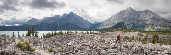 Senderismo en rocas canadienses, plano panorámico con montañas, bosque y lago en el sendero del lago Upper Kananaskis, Alberta, Canadá —  Fotos de Stock