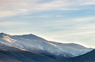 Gün doğumunda Yeni Zelanda 'daki Tekapo Gölü' nde çekilen sıradağların detayları