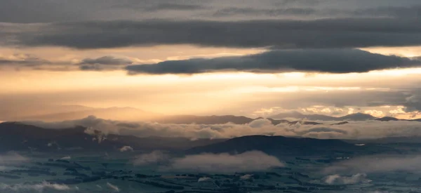 Panoramic view on sunrise over the green valley. shot on Kepler Track, Fiordland National Park, New Zealand — Stock fotografie
