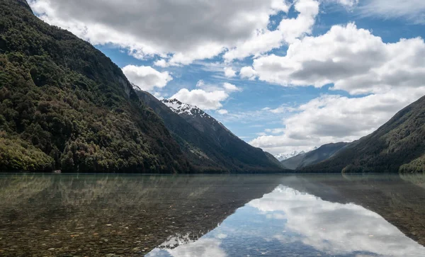 Reflexiones sobre un lago durante el día soleado. Foto tomada en el lago Gunn, Parque Nacional Fiordland, Nueva Zelanda — Foto de Stock