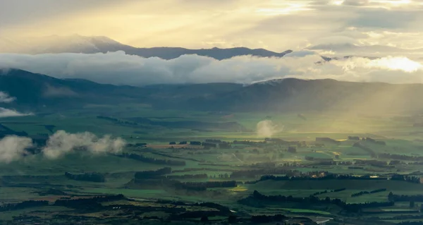 Sunrise rays of light hitting the green valley landscape, Shot on Kepler Track, Fiordland National Park, New Zealand — Stock fotografie