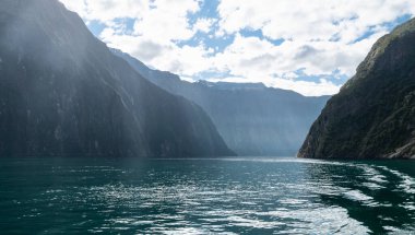 Güneşli bir günde fiyort görüntüsü, Milford Sound, Fiordland Ulusal Parkı, Yeni Zelanda