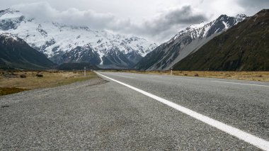 Alp Vadisi 'nden geçen otoyol, Yeni Zelanda' daki Aoraki Cook Dağı Ulusal Parkı 'nda çekildi.