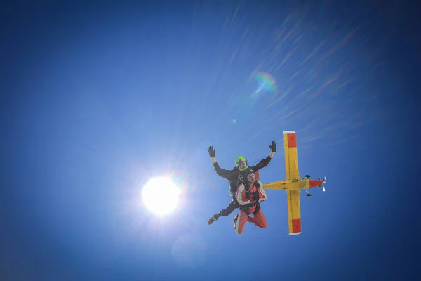 Skydiving em tandem, primeiros segundos de queda livre com sol e avião em pano de fundo, Tiro acima da geleira Franz Josef na região da costa oeste da Nova Zelândia — Fotografia de Stock