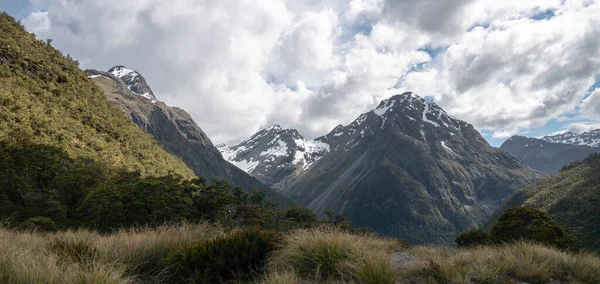 Panorama des montagnes par temps couvert, tourné sur Caples Track, Nouvelle-Zélande — Photo