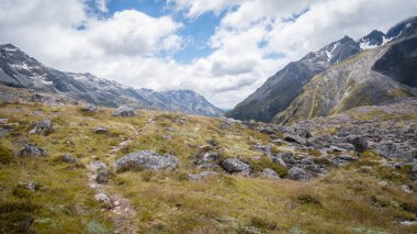 Dağlar, kayalar, kuru çorap ve bulutlu gökyüzü manzaralı, Nelson Lakes Ulusal Parkı, Yeni Zelanda