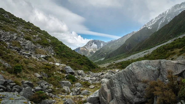 Alpin dalgång leder mot fjället. Skjuten i Aoraki Mt Cook National Park, Nya Zeeland — Stockfoto