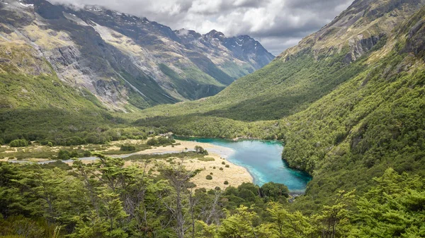 Lago alpino prístino escondido en el valle de la montaña, disparado en Blue Lake, Parque Nacional Nelson Lakes, Nueva Zelanda — Foto de Stock