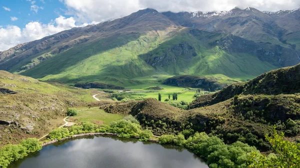 Liten sjö med grönskande kullar, landskapsbild gjord i Nya Zeeland — Stockfoto