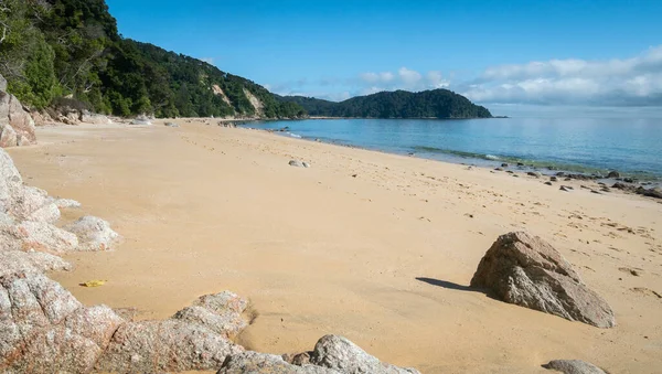 Abel Tasman Ulusal Parkı, Yeni Zelanda 'da çekilmiş kumları olan uzak egzotik plaj.