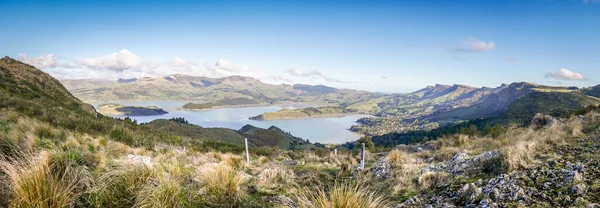 Vacker panoramautsikt över bukten omgiven av gröna kullar, landskap skott gjorda i guvernörsbukten nära Christchurch, Nya Zeeland — Stockfoto