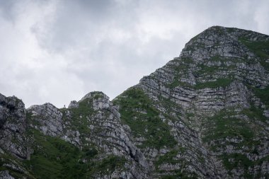 Yürüyüşçülerin geniş açılı görüntüsü Avusturya 'nın dik ve kayalık tepelerine tırmanıyor..