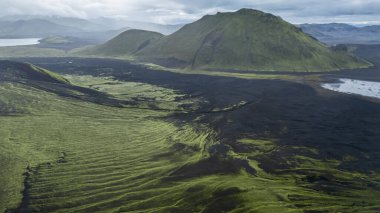 Dağları liken, siyah kum, İskoçya ve İzlanda ile kaplı terk edilmiş volkanik manzaralar..