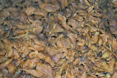 Lezzetli kızarmış tavuk göğsü şeritleri. .